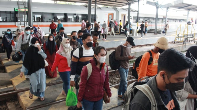 Suasana penumpang turun di Stasiun Semarang.