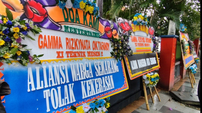 Karangan bunga penuhi pagar SMK Negeri 4 Semarang.