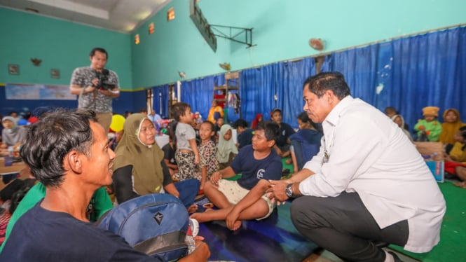 Pj Gubernur Jateng kunjungi pengungsi banjir Pekalongan.