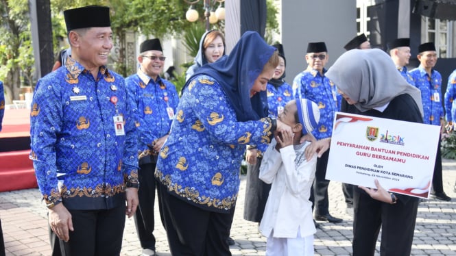 Wali Kota Semarang bersama PNS beri bantuan saat Hari Korpri.