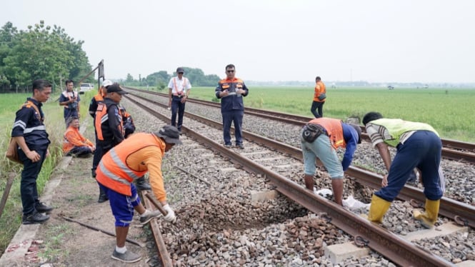 Petugas KAI perbaiki rel jelang masa Nataru.