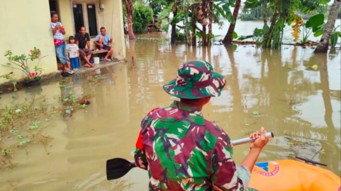 Petugas naik perahu karet bantu warga yang terdampak banjir Banyumas.