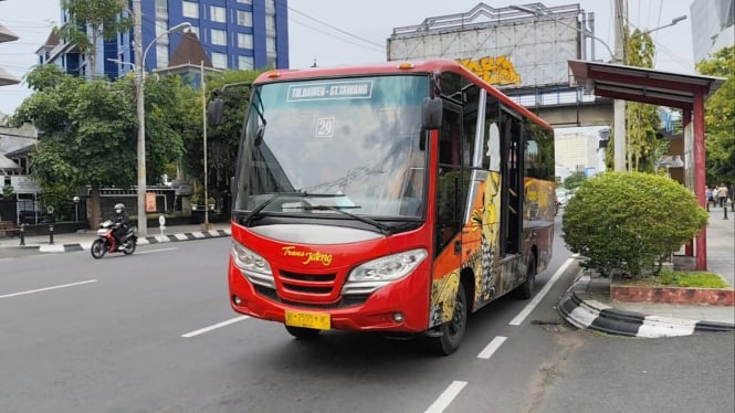 Bus BRT Trans Jateng pakai QRIS untuk pembayaran penumpang.