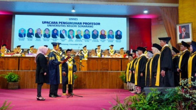 Pengukuhan guru besar di Unnes Semarang.