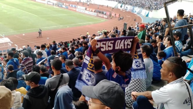 Suasana suporter PSIS di Stadion Jatidiri Semarang.