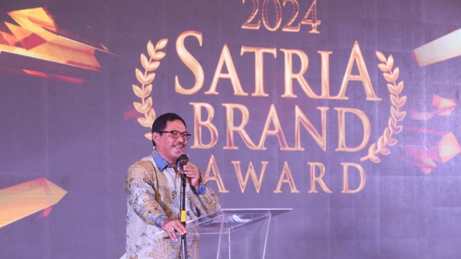 Nana Sudjana saat penganugerahan Satria Brand Award.