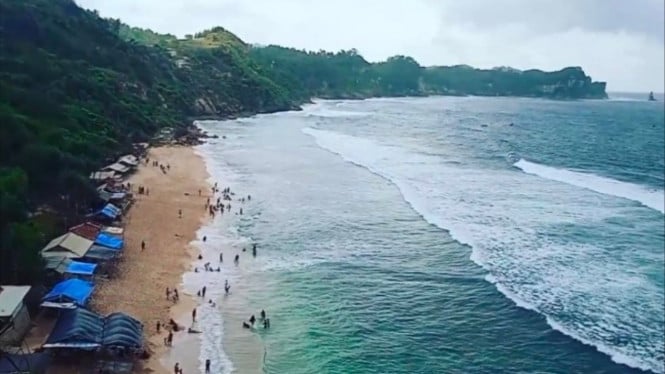 Pantai Nampu Wonogiri Jawa Tengah.