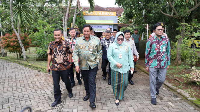 Pj Gubernur Jateng tinjau sekolah damai di Semarang.