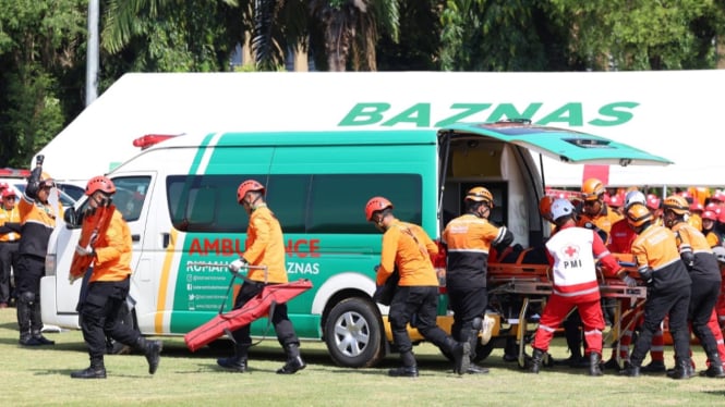 Simulasi relawan Baznas dalam penanggulangan bencana.