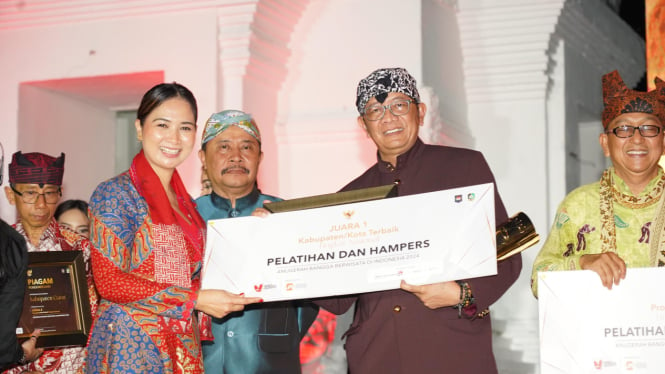 Kota Semarang terima anugerah wisata Nasional.