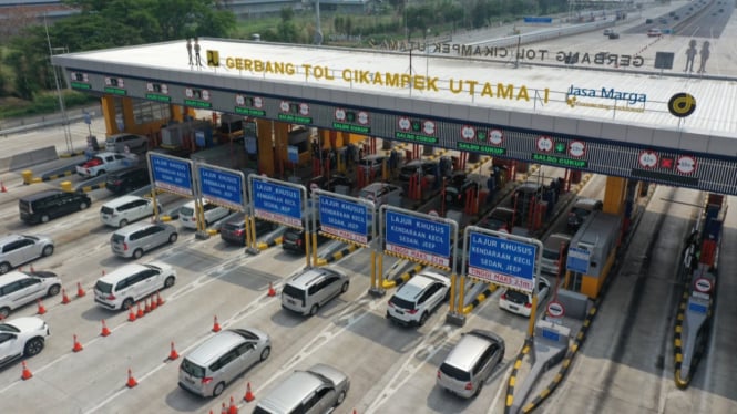 Suasana gerbang tol di ruas jalan tol Trans Jawa.