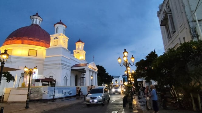 Wisata malam di Kota Lama Semarang.