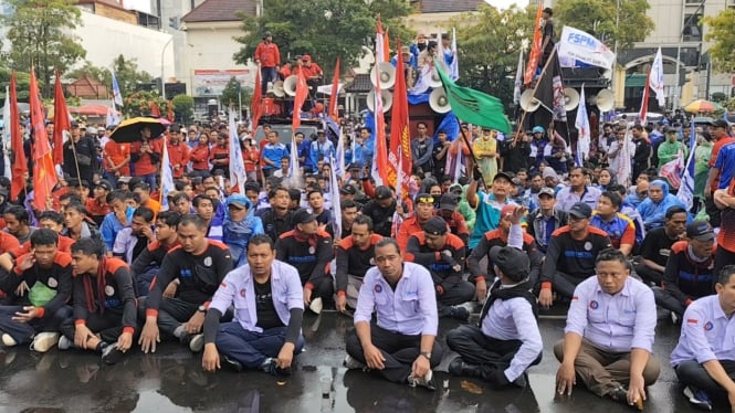 Aksi buruh tuntuk UMK layak di Kantor Gubernur Jateng.