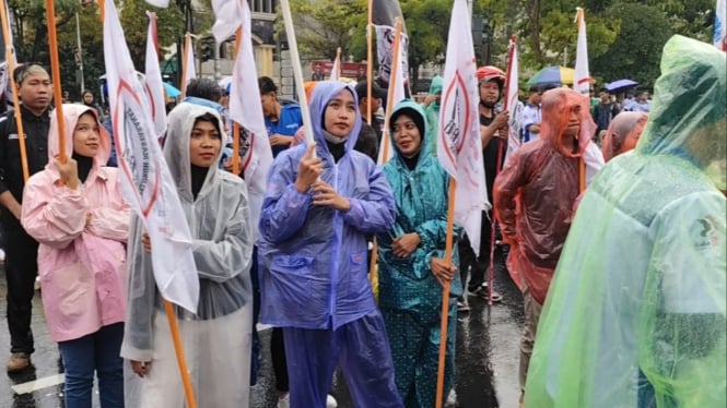 Buruh melakukan aksi tutuntan UMK layak di Semarang.