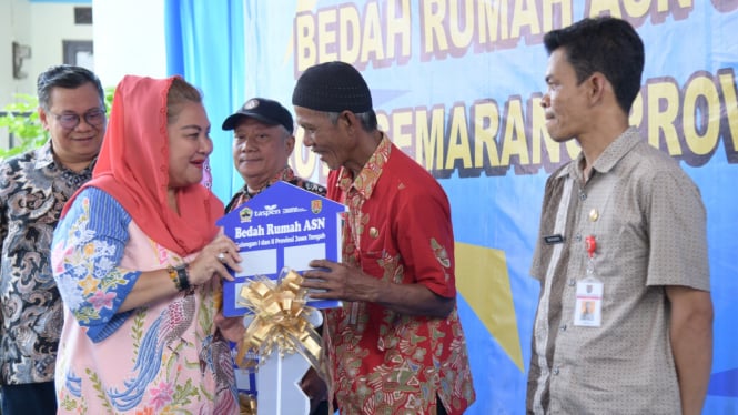 Wali Kota Semarang serahkan bantuan bedah rumah untuk ASN.