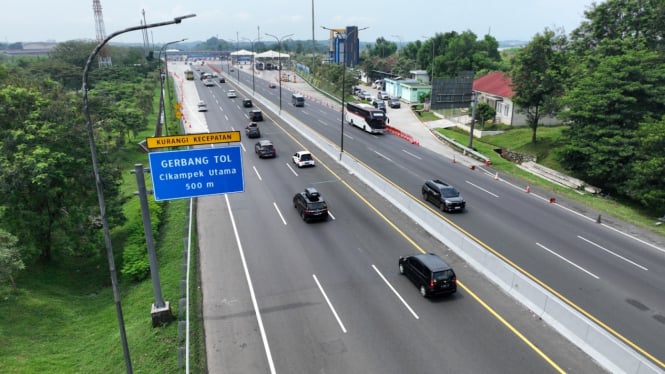 Pantauan arus lalu lintas di Tol Trans Jawa.