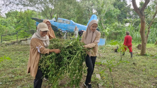 Aksi bersih-bersih Taman Satwa Semarang Zoo jelang Nataru.