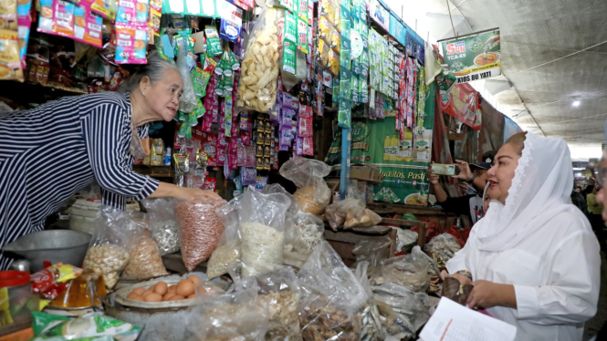 Wali Kota Semarang cek harga bahan pokok di pasar.