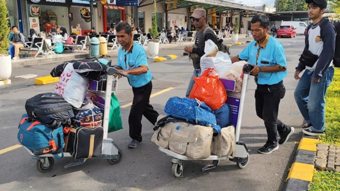 Penumpang di Stasiun Semarang Poncol jelang Natal 2024.