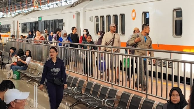 Penumpang kereta api di Stasiun Semarang Poncol.