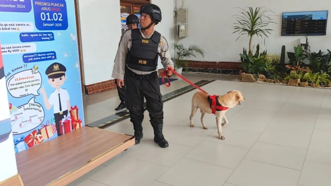 Tim K9 anjing pelacak ikut amankan Nataru di Stasiun Tawang.