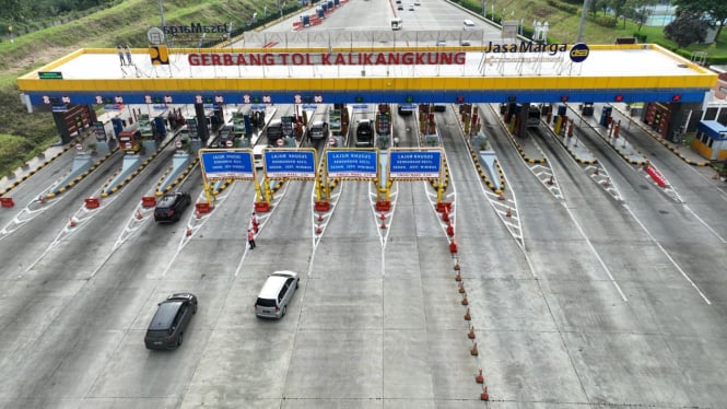 Suasana di Gerbang Tol Kalikangkung Semarang.