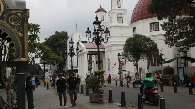 Wisatawan berkunjung ke Kota Lama Semarang.