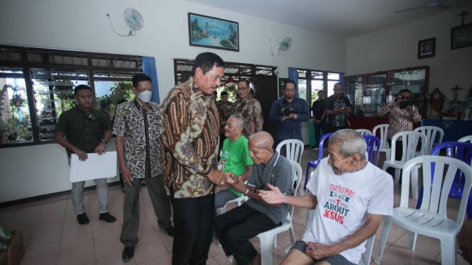 Pj Gubernur Jateng kunjungi lansia di Panti Werda saat Natal.