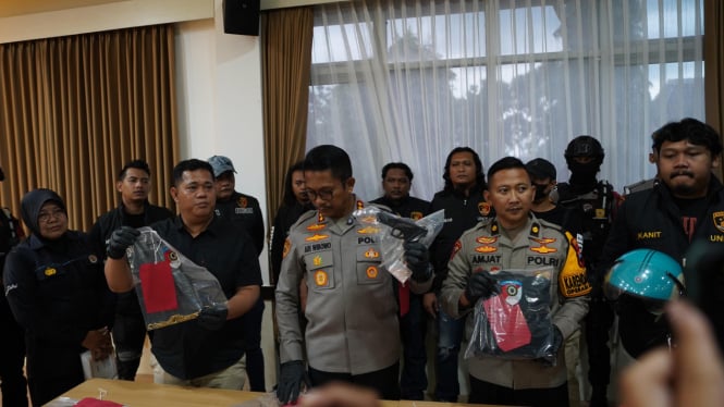 Polisi Polresta Banyumas tunjukkan barang bukti emas.