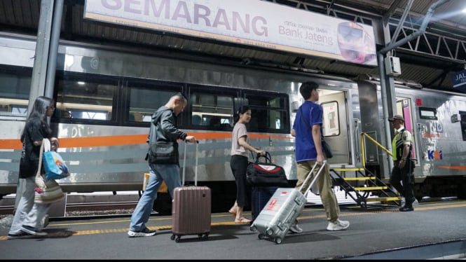 Suasana aktivitas penumpang di Stasiun Semarang Tawang.