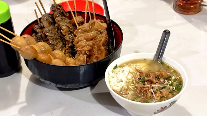 Soto ayam Semarang lengkap dengan lauk aneka sate.