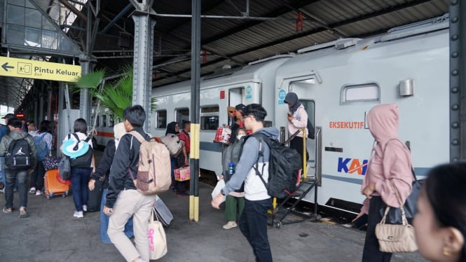 Penumpang kereta api tiba di Stasiun Tawang Semarang.