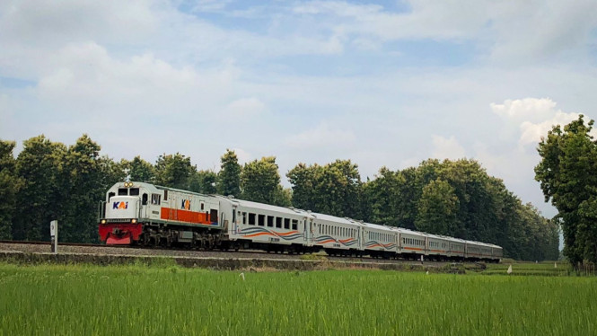 Kereta api, transportasi murah dan cepat.