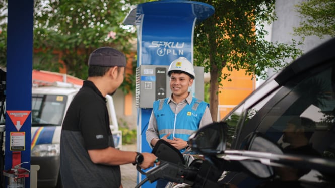 SPKLU mobil listrik di jalan tol.