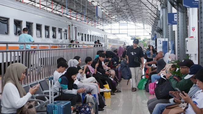 Suasana di Stasiun Semarang Poncol pada masa nataru.