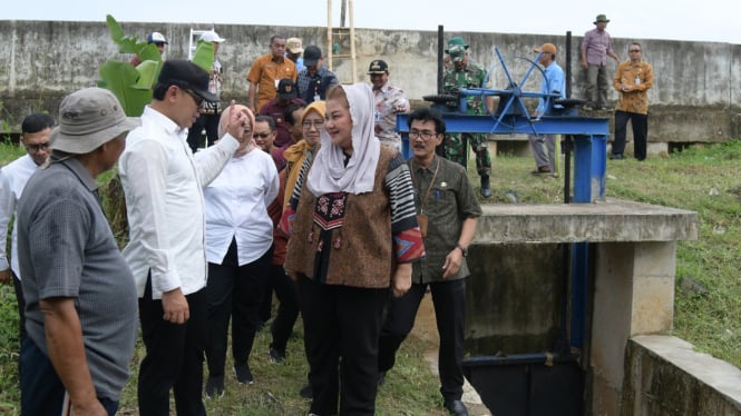 Wamendagri Bima Arya cek saluran irigasi di Mangkang Semarang.