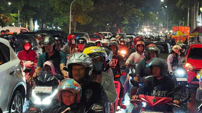Warga memadati Simpang Lima Semarang pada malam tahun baru.