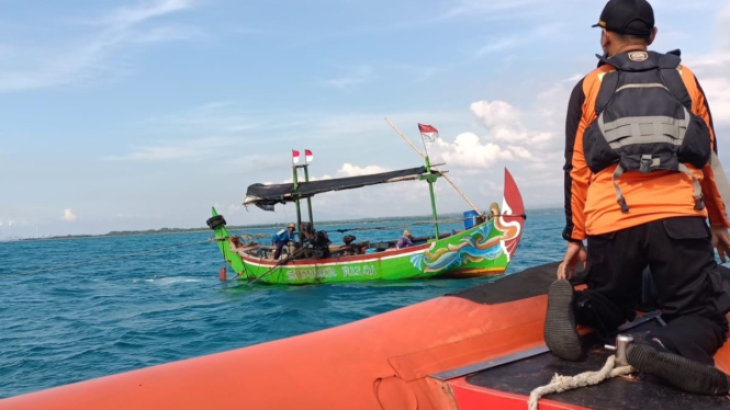 Anggota Tim SAR lakukan pencarian di laut