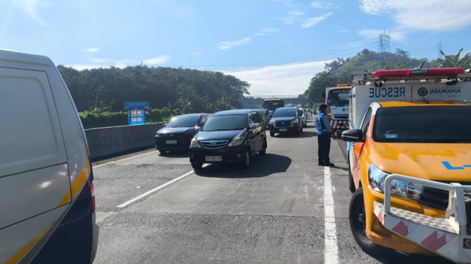 Suasana evakuasi kendaraan setelah laka di  Tol Semarang-Solo.