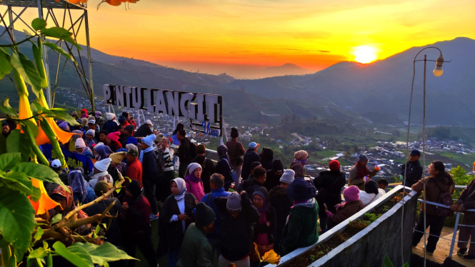 Wisatawan menyaksikan sunrise di Pintu Langit Dieng.