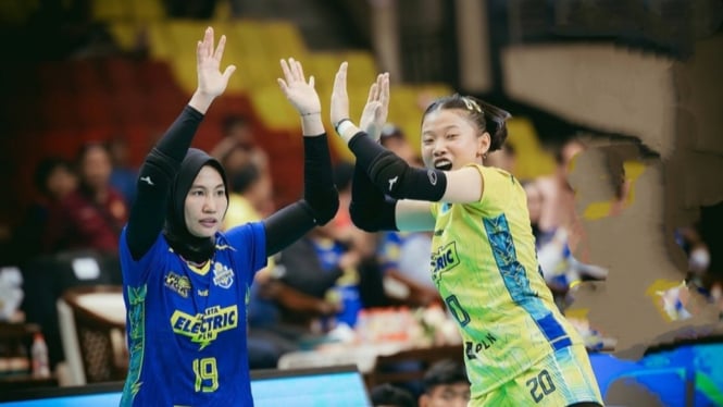 Pemain Jakarta Electric PLN berlaga di Proliga 2025.