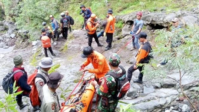 Tim SAR evakuasi pria Korea di Gunung Agung.