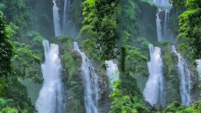 Wisata air terjun Curug Telu Kendal.