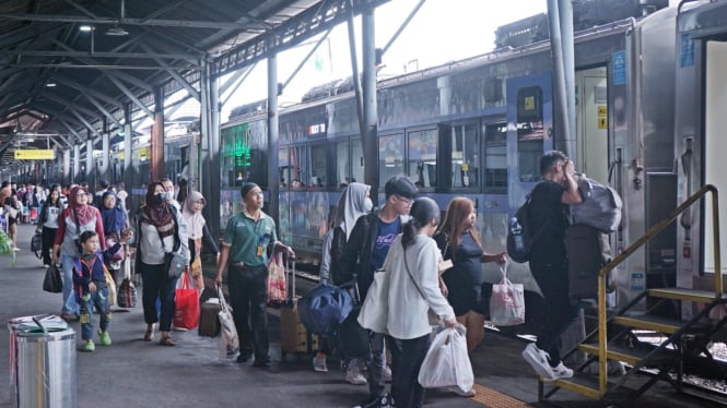 Kepadatan penumpang di Stasiun Semarang.