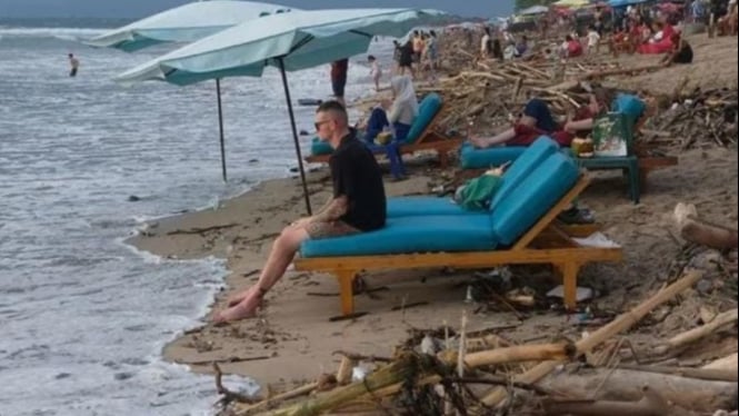 Sampah menumpuk di pantai Pulah Bali.