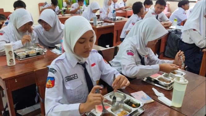 Siswa SMPN 12 Semarang menikmati makan bergizi gratis.