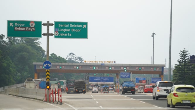 Kendaraan memasuki gerbang tol Trans Jawa.