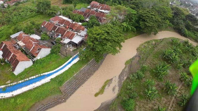 Pembangunan tanggul di Sungai Pengkol Semarang.