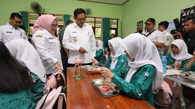 Pj Gubernur Jateng tinjau makan bergizi gratis di Semarang.