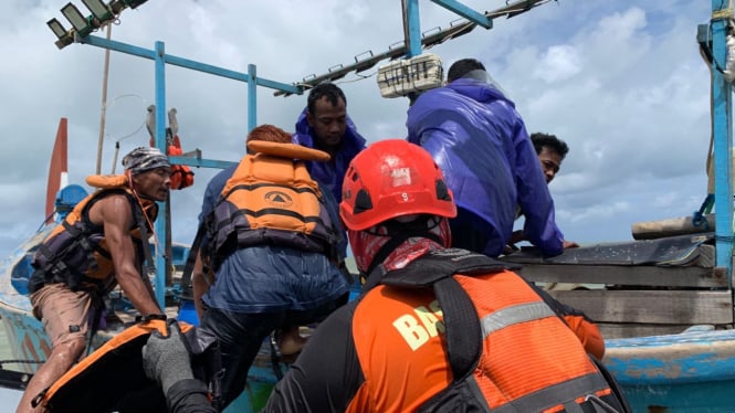 Tim SAR evakuasi nelayan yang terombang ambing di Laut Jepara.